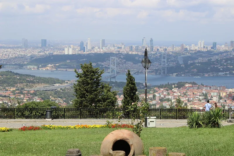 Avrupa’dan Asya’ya: Kadıköy–Moda + Çamlıca Private Tour