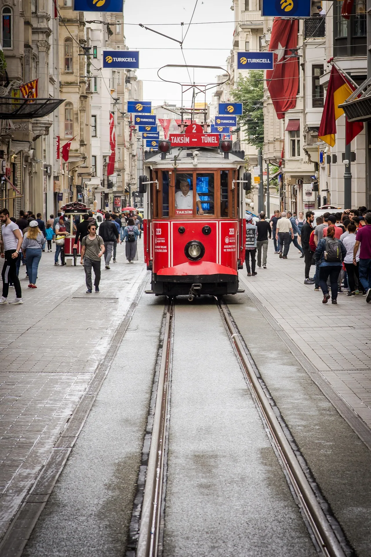 Galata’dan Taksim’e: Modern Şehir Yürüyüşü + Fotoğraf Private Tour